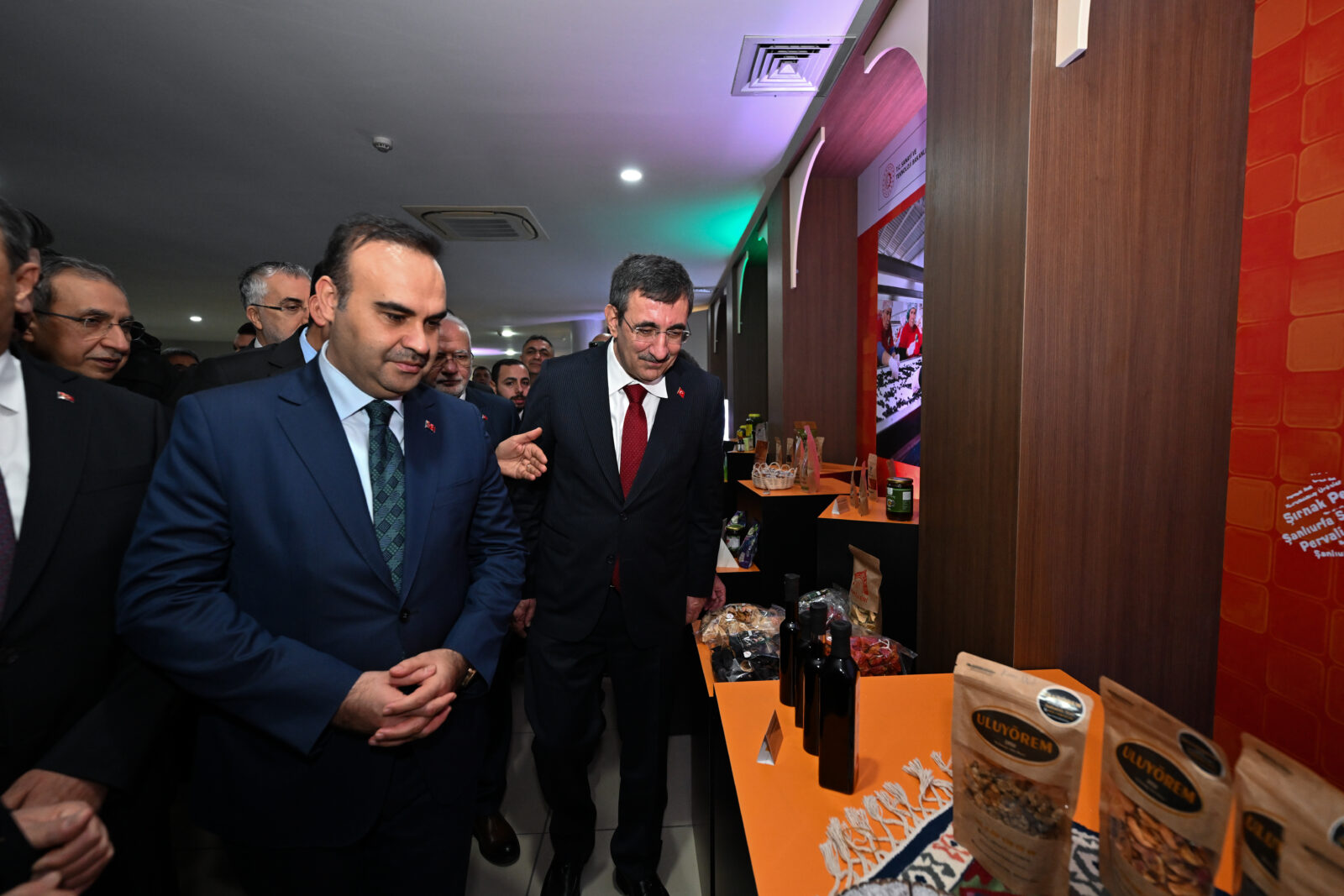 Cumhurbaskani Yardimcisi Cevdet Yilmaz, Sanayi ve Teknoloji Bakanligi ev sahipliginde düzenlenen GAP Eylem Plani Bilgilendirme ve Istisare Toplantisi'na katildi. Yilmaz, beraberindeki bakanlar ile GAP sergi alanini ziyaret ederek yürütülen faaliyetler hakkinda bilgi aldi. ( Ahmet Okur - Anadolu Ajansi )Cumhurbaskani Yardimcisi Cevdet Yilmaz, Sanayi ve Teknoloji Bakanligi ev sahipliginde düzenlenen GAP Eylem Plani Bilgilendirme ve Istisare Toplantisi'na katildi. Yilmaz, beraberindeki bakanlar ile GAP sergi alanini ziyaret ederek yürütülen faaliyetler hakkinda bilgi aldi. ( Ahmet Okur - Anadolu Ajansi )