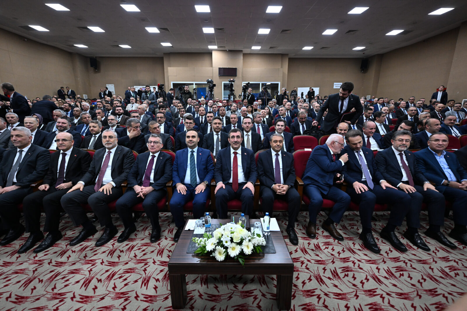 Sanliurfa'da Sanayi ve Teknoloji Bakanligi ev sahipliginde düzenlenen Güneydogu Anadolu Projesi (GAP) Eylem Plani Bilgilendirme Toplantisi basladi. Sanliurfa'da GAP Tarimsal Arastirmalar Enstitüsü Müdürlügü binasinda düzenlenen toplantiya, Cumhurbaskani Yardimcisi Cevdet Yilmaz, Sanayi ve Teknoloji Bakani Mehmet Fatih Kacir, Tarim ve Orman Bakani Ibrahim Yumakli, Çalisma ve Sosyal Güvenlik Bakani Vedat Isikhan, Enerji ve Tabii Kaynaklar Bakani Alpaslan Bayraktar, Hazine ve Maliye Bakani Mehmet Simsek ile Ticaret Bakani Ömer Bolat da katildi. ( Ahmet Okur - Anadolu Ajansi )Sanliurfa'da Sanayi ve Teknoloji Bakanligi ev sahipliginde düzenlenen Güneydogu Anadolu Projesi (GAP) Eylem Plani Bilgilendirme Toplantisi basladi. Sanliurfa'da GAP Tarimsal Arastirmalar Enstitüsü Müdürlügü binasinda düzenlenen toplantiya, Cumhurbaskani Yardimcisi Cevdet Yilmaz, Sanayi ve Teknoloji Bakani Mehmet Fatih Kacir, Tarim ve Orman Bakani Ibrahim Yumakli, Çalisma ve Sosyal Güvenlik Bakani Vedat Isikhan, Enerji ve Tabii Kaynaklar Bakani Alpaslan Bayraktar, Hazine ve Maliye Bakani Mehmet Simsek ile Ticaret Bakani Ömer Bolat da katildi. ( Ahmet Okur - Anadolu Ajansi )