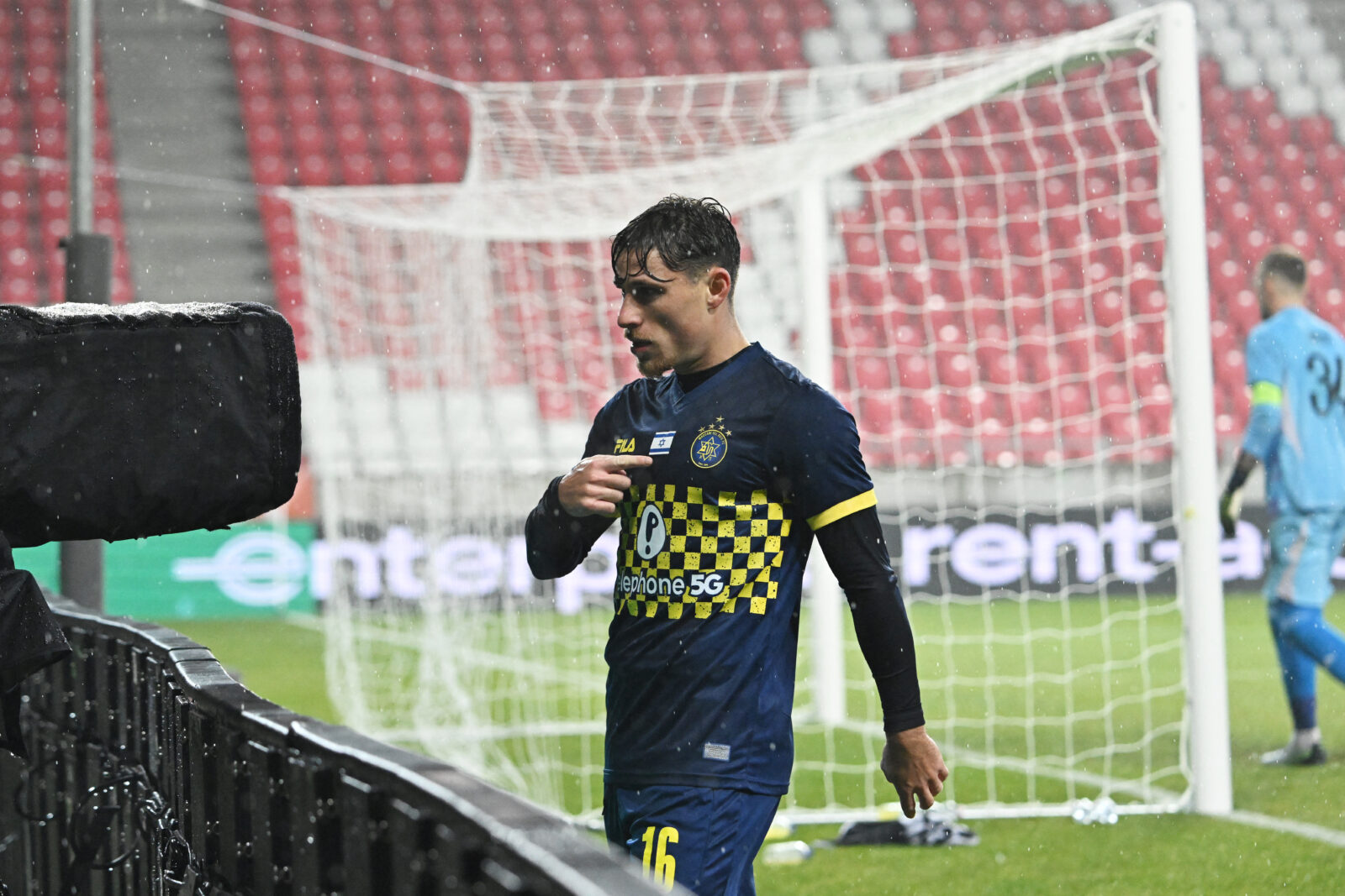 Maccabi Tel Aviv's Israeli midfielder #16 Gavriel Kanichowsky celebrates scoring the opening goal 0-1 during the UEFA Europa League 1st round day 5 football match between Besiktas JK and Maccabi Tel Aviv on November 28, 2024 in Debrecen, Hungary. (Photo by Attila KISBENEDEK / AFP)<img src=