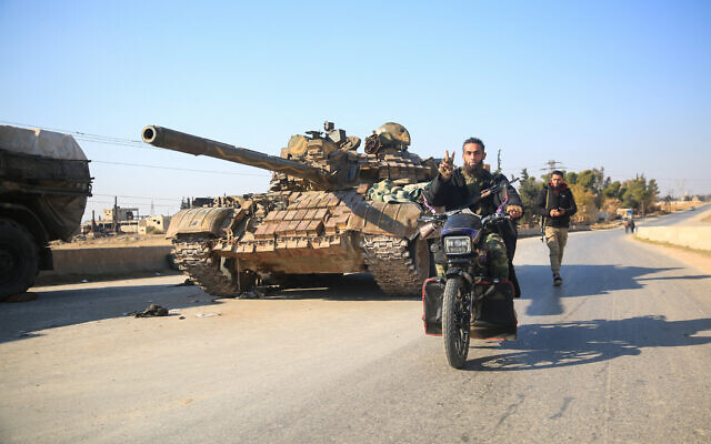 Syrian regime shifts forces from Deir ez-Zor as anti-regime groups advance