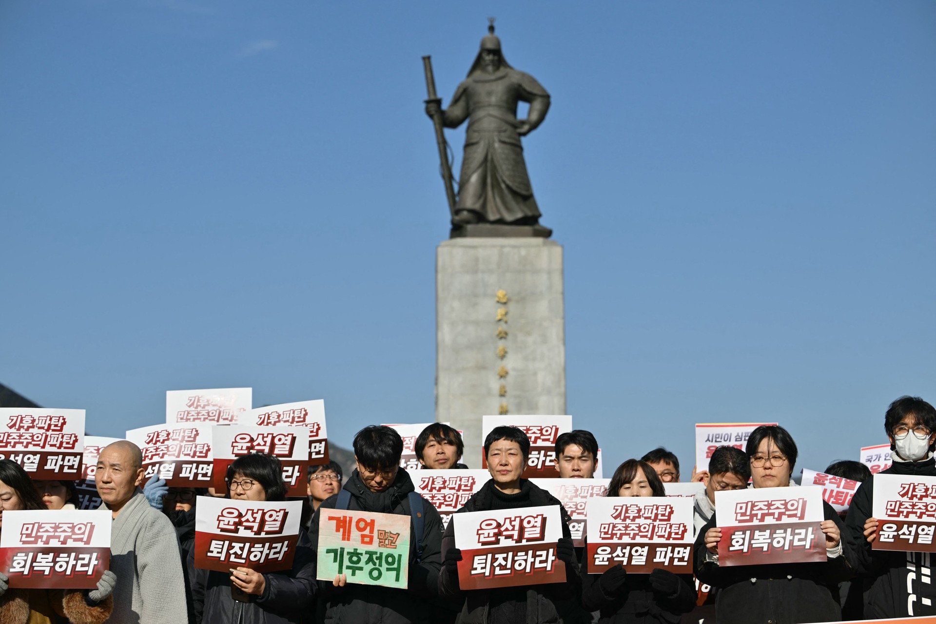 Opposition calls for South Korean president’s resignation as senior advisors quit