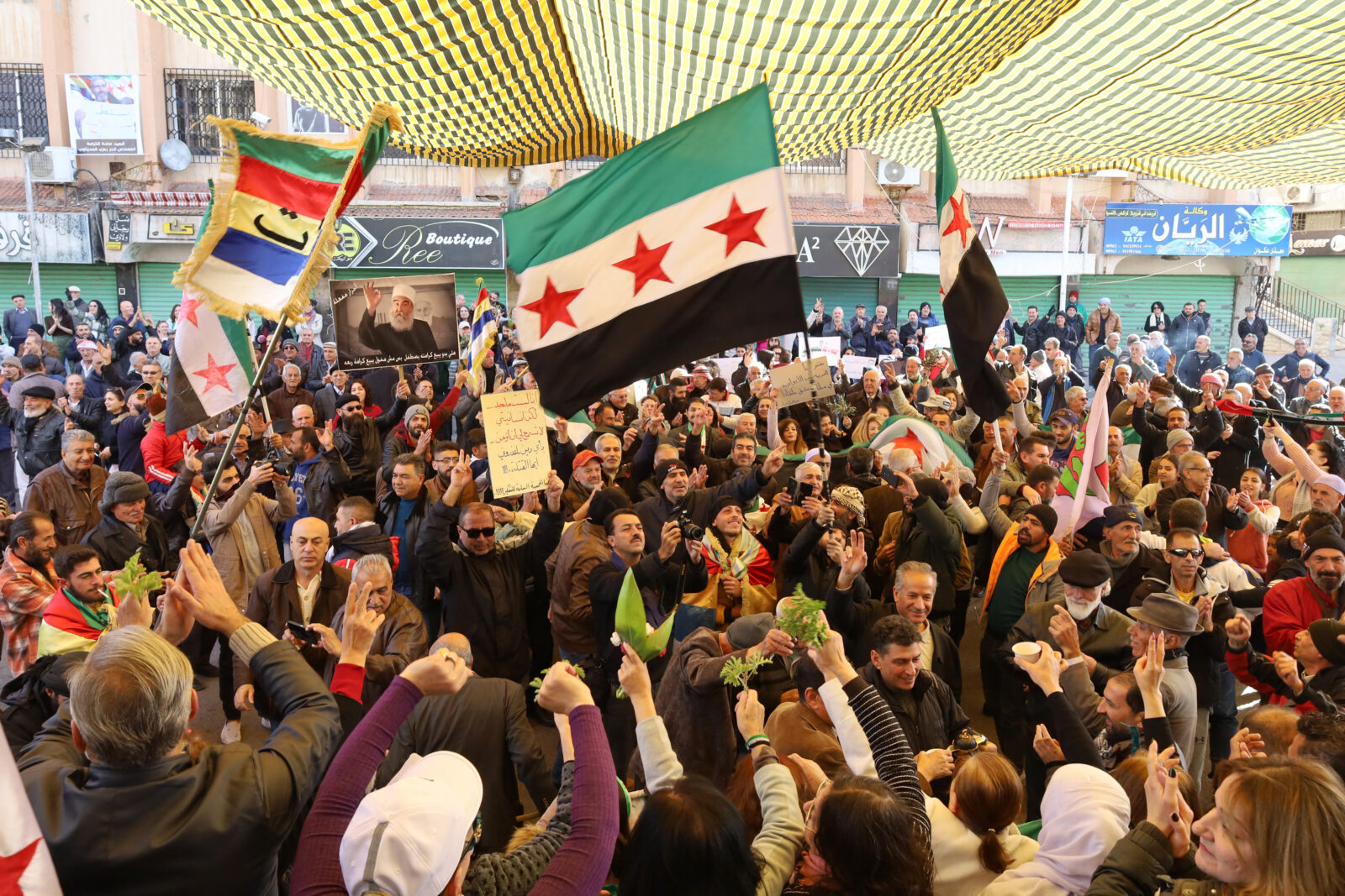 Homs falls to anti-regime forces amid uncertainty over Assad
