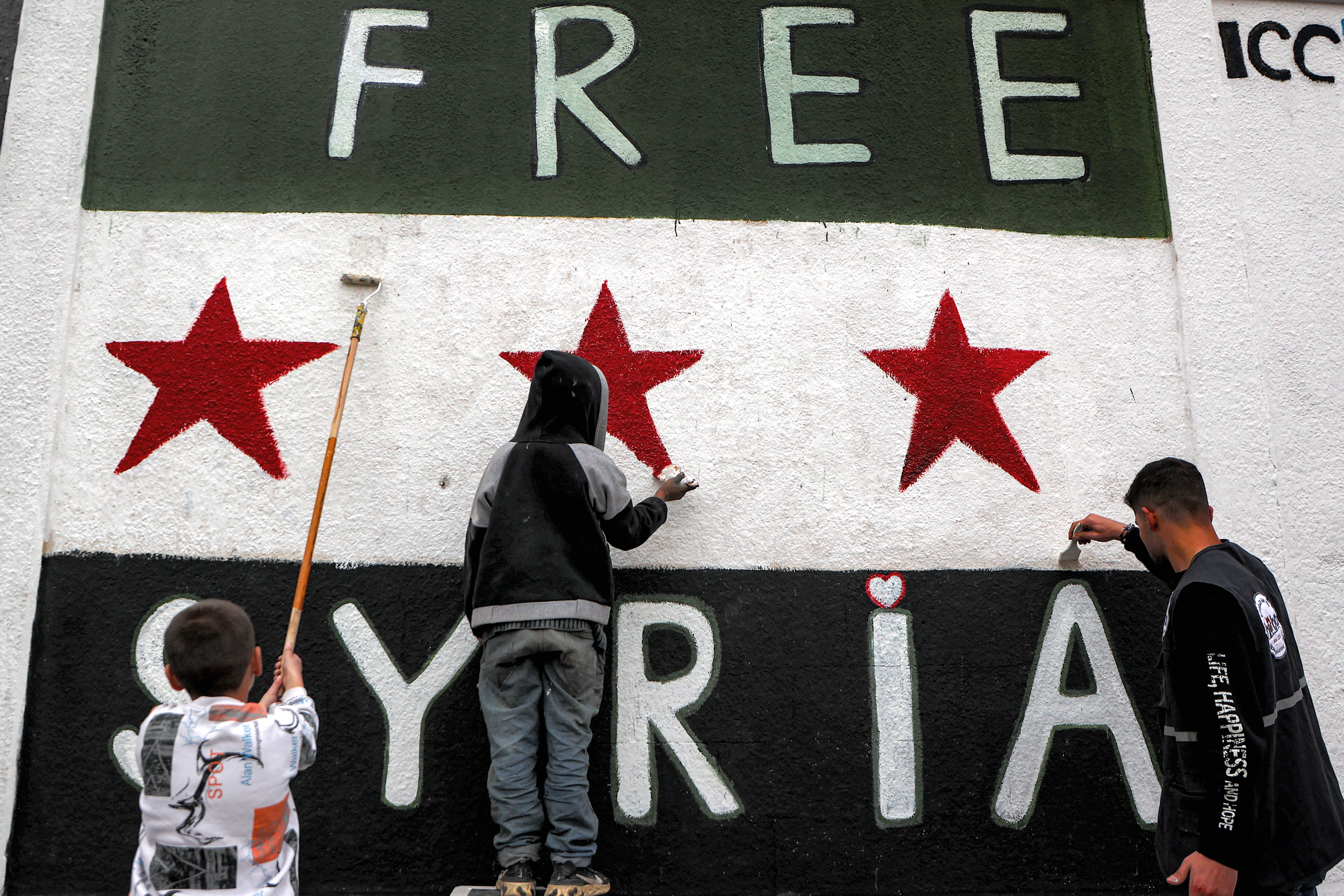 70 Syrian officers who fled to Lebanon captured, returned to new Syrian gov't