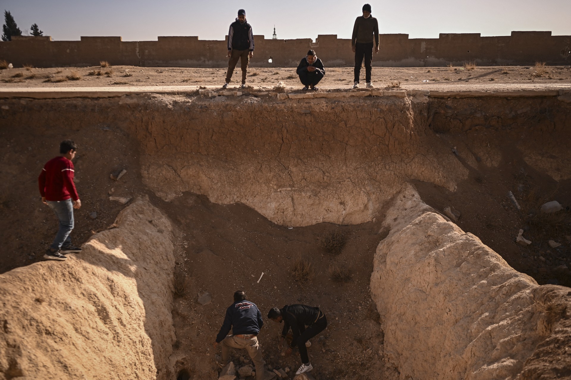 100,000 bodies found in mass grave near Damascus, says Syrian official