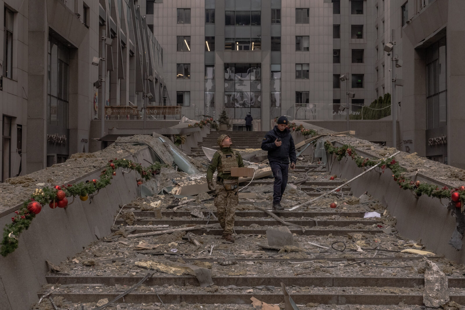 Ukrainian law enforcement officers inspect damage to a building following a missile attack in Kyiv on Dec. 20, 2024. (AFP Photo)