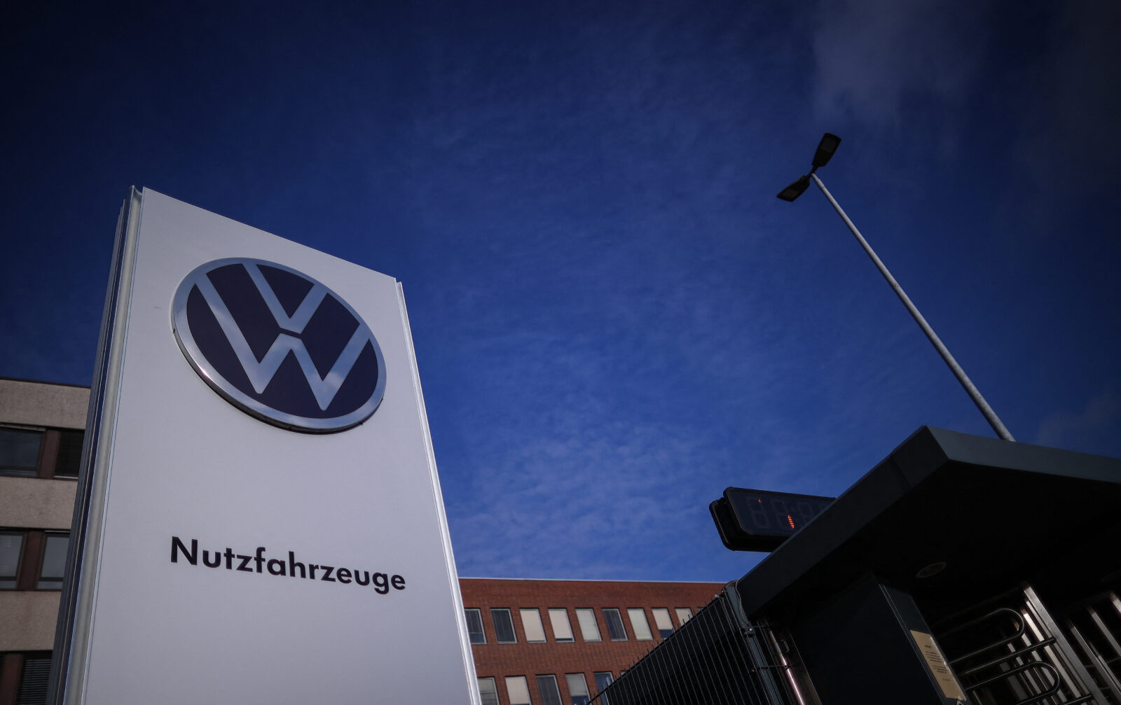 ‘China turns everything upside down’: Top 5 risks for EU automotive sector in 2025
