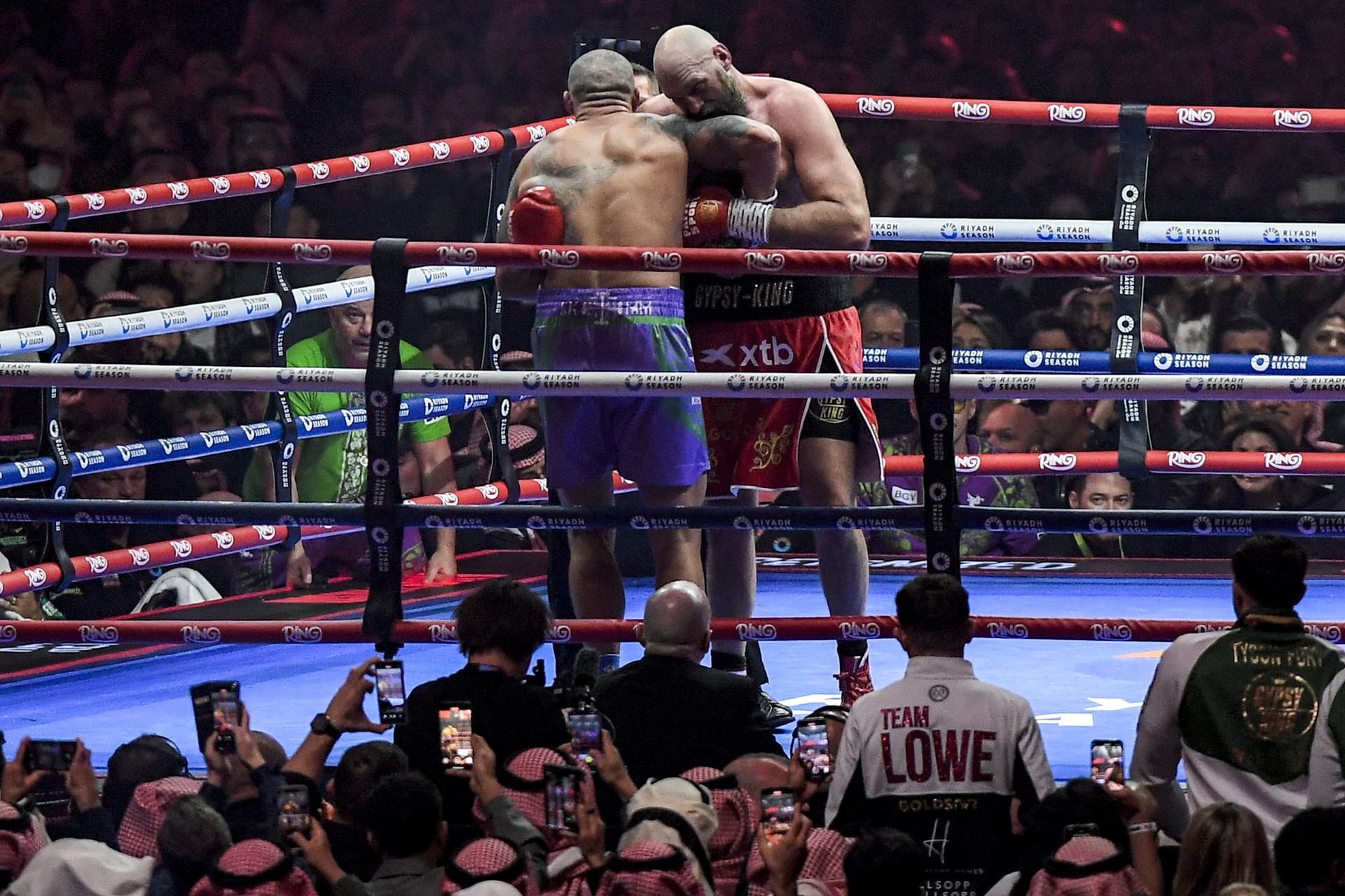 Usyk defeats Fury in heavyweight rematch, cements legacy