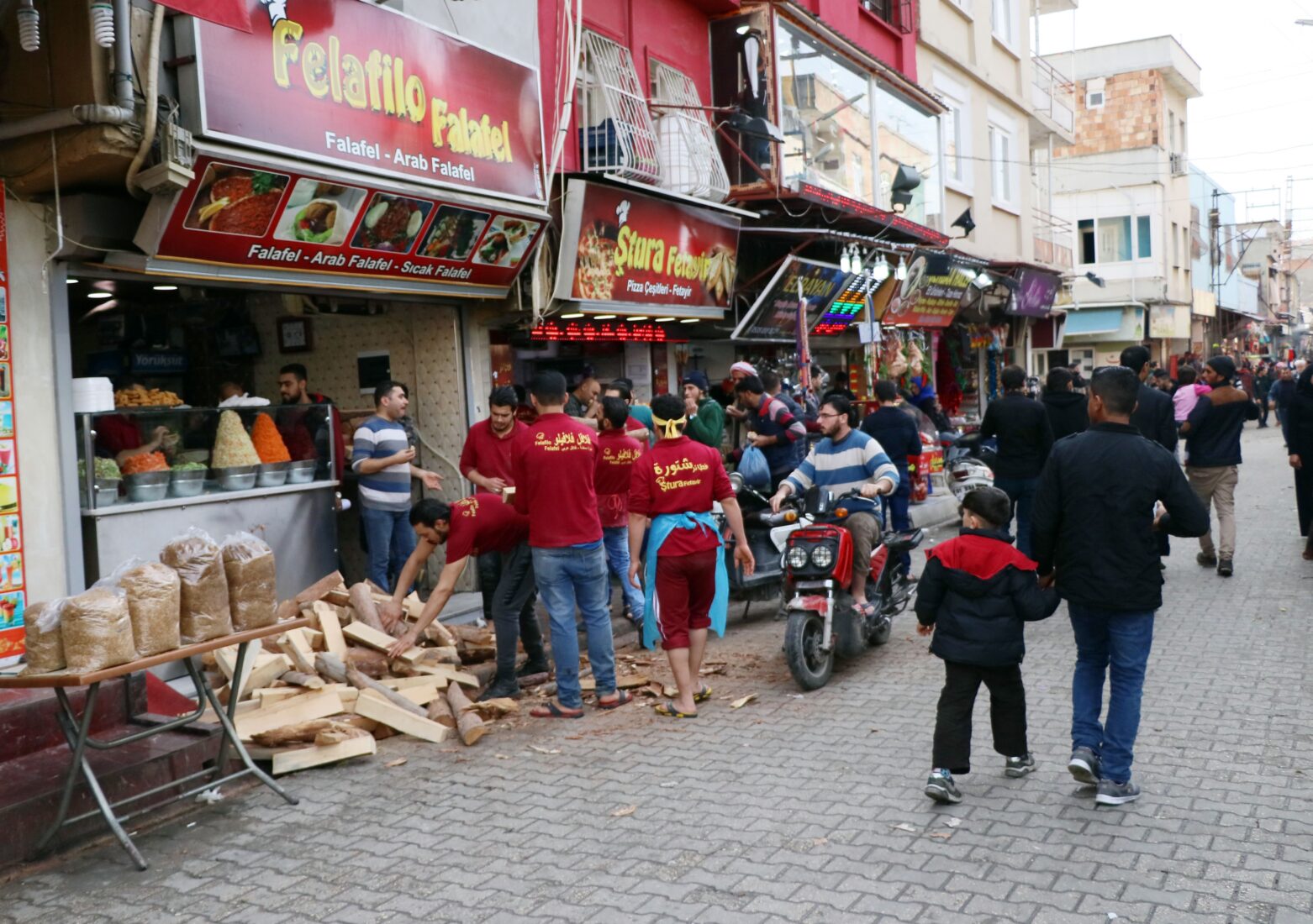 Syrian restaurants in Seyhan district, Adana, Türkiye (IHA Photo)