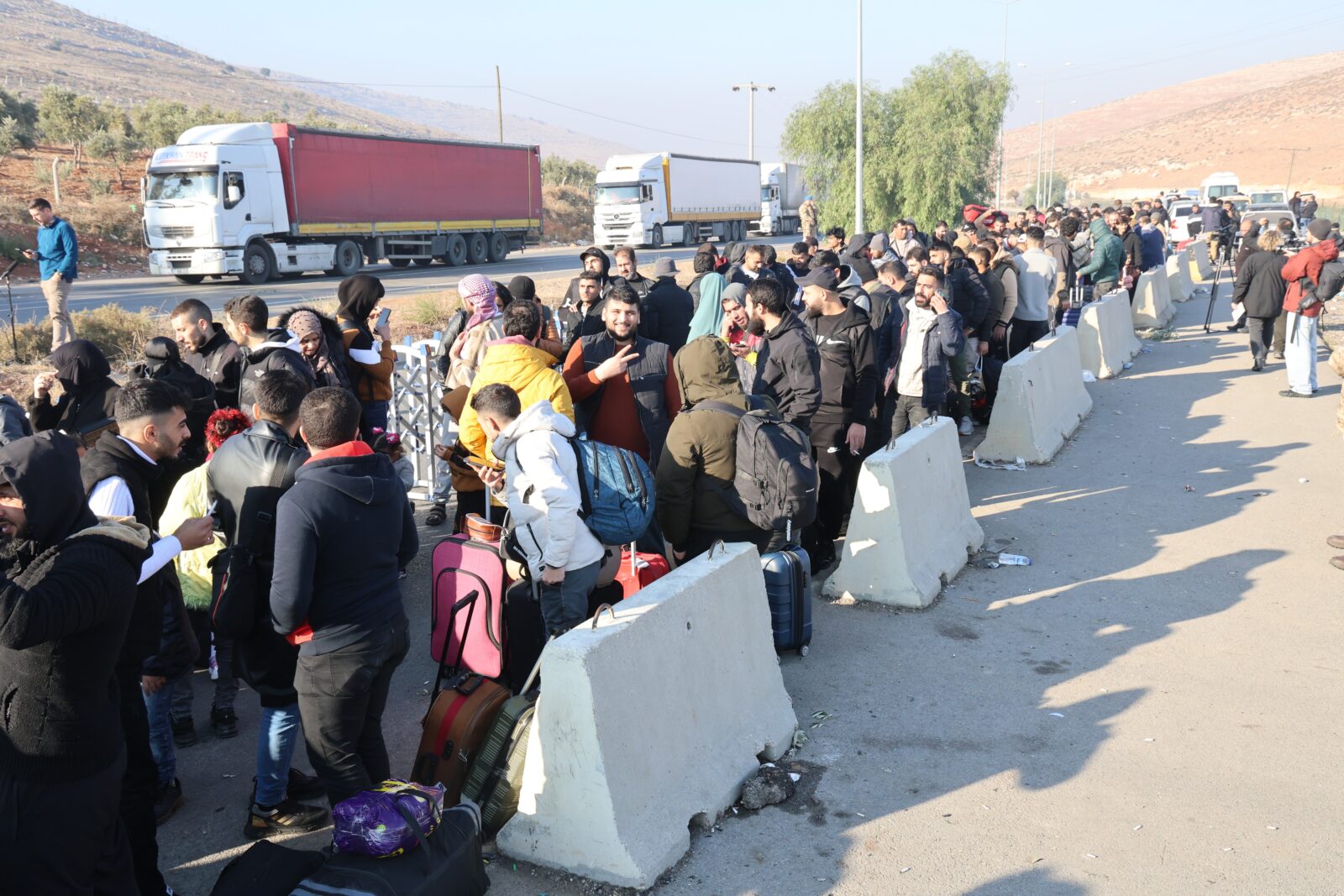 SURIYE'DE 15 YIL SÜREN IÇ SAVASIN ARDINDAN BESAR ESAD REJIMININ YIKILMASIYLA, SURIYELI VATANDASLAR ÜLKELERINE GITMEYE BASLADI. HATAY'IN REYHANLI ILÇESINDE CILVEGÖZÜ GÜMRÜK KAPISI'NDA SURIYELI VATANDASLAR ÜLKELERINE DÖNMEK IÇIN SIRAYA GIRDI. (SÜLEYMAN CENK IDAYE/HATAY-IHA)Suriye'de 15 yil süren iç savasin ardindan Besar Esad rejiminin yikilmasiyla Suriye vatandaslari, ülkelerine gitmeye basladi. Hatay'in Reyhanli ilçesinde Cilvegözü Gümrük Kapisi'nda Suriyeliler ülkelerine dönmek için siraya girdi.SURIYE'DE 15 YIL SÜREN IÇ SAVASIN ARDINDAN BESAR ESAD REJIMININ YIKILMASIYLA, SURIYELI VATANDASLAR ÜLKELERINE GITMEYE BASLADI. HATAY'IN REYHANLI ILÇESINDE CILVEGÖZÜ GÜMRÜK KAPISI'NDA SURIYELI VATANDASLAR ÜLKELERINE DÖNMEK IÇIN SIRAYA GIRDI. (SÜLEYMAN CENK IDAYE/HATAY-IHA)Suriye'de 15 yil süren iç savasin ardindan Besar Esad rejiminin yikilmasiyla Suriye vatandaslari, ülkelerine gitmeye basladi. Hatay'in Reyhanli ilçesinde Cilvegözü Gümrük Kapisi'nda Suriyeliler ülkelerine dönmek için siraya girdi.SURIYE'DE 15 YIL SÜREN IÇ SAVASIN ARDINDAN BESAR ESAD REJIMININ YIKILMASIYLA, SURIYELI VATANDASLAR ÜLKELERINE GITMEYE BASLADI. HATAY'IN REYHANLI ILÇESINDE CILVEGÖZÜ GÜMRÜK KAPISI'NDA SURIYELI VATANDASLAR ÜLKELERINE DÖNMEK IÇIN SIRAYA GIRDI. (SÜLEYMAN CENK IDAYE/HATAY-IHA)Suriye'de 15 yil süren iç savasin ardindan Besar Esad rejiminin yikilmasiyla Suriye vatandaslari, ülkelerine gitmeye basladi. Hatay'in Reyhanli ilçesinde Cilvegözü Gümrük Kapisi'nda Suriyeliler ülkelerine dönmek için siraya girdi.Following the 15-year civil war in Syria and the fall of the Bashar al-Assad regime, Syrian citizens line up at the Cilvegozu Border Gate to cross back into their homeland in Reyhanli, Hatay, on Dec. 9, 2024. (IHA Photo)