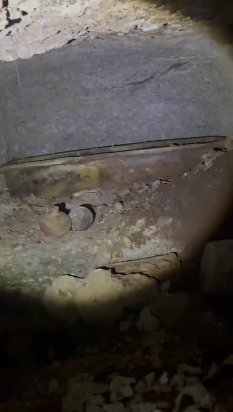 HATAY'DA YÜRÜTÜLEN İNŞAAT ÇALIŞMALARINDA BİNA TEMELİNDE TARİHİ KAYA MEZAR ODALARI ORTAYA ÇIKTI. MEZARDAN ÇIKARILAN SERAMİK KAPLAR EKİPLER TARAFINDAN MÜZEYE NAKLEDİLDİ. (OGÜN ASLAN/HATAY-İHA)Hatay'da yürütülen inşaat çalışmalarında bina temeli kazısı sırasında tarihi kaya mezar odaları bulundu. Mezardan çıkan seramik kaplar ekipler tarafından müze yetkililerine teslim edildi.<img src=