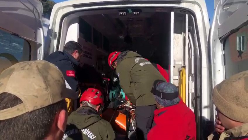 PALANDÖKEN DAGI'NDA ÇIG DÜSMESI SONUCU 1 KISI HAYATINI KAYBETTI, 3 KISI YARALANDI. (IHA/ERZURUM-IHA)
Erzurum Palandöken Dagi'nda çig düsmesi sonucu 1 kisi hayatini kaybetti, 3 kisi yaralandi.