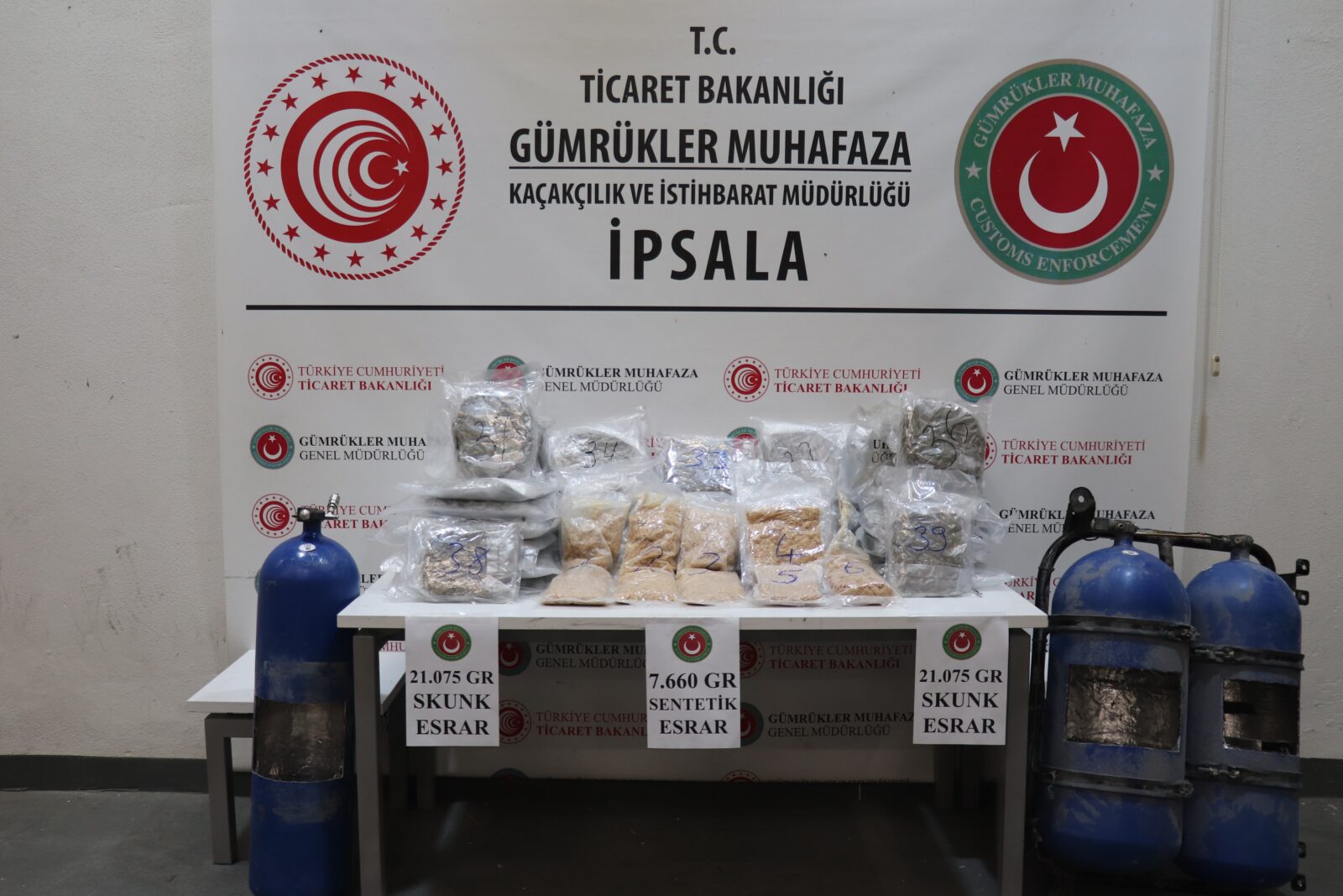 TİCARET BAKANLIĞI GÜMRÜKLER MUHAFAZA EKİPLERİ İPSALA VE ESENDERE GÜMRÜK KAPILARINDA UYUŞTURUCUYA YÖNELİK OPERASYONLAR DÜZENLEDİ, 529 MİLYON TÜRK LİRASI DEĞERİNDE 493 KİLOGRAM UYUŞTURUCU ELE GEÇİRİLDİ. (FURKAN DOĞAN/ANKARA-İHA)Ticaret Bakanlığı Gümrükler Muhafaza ekipleri İpsala ve Esendere Gümrük kapılarında uyuşturucuya yönelik operasyonlar düzenledi, 529 milyon Türk lirası değerinde 493 Kilogram uyuşturucu ele geçirildi.<img src=