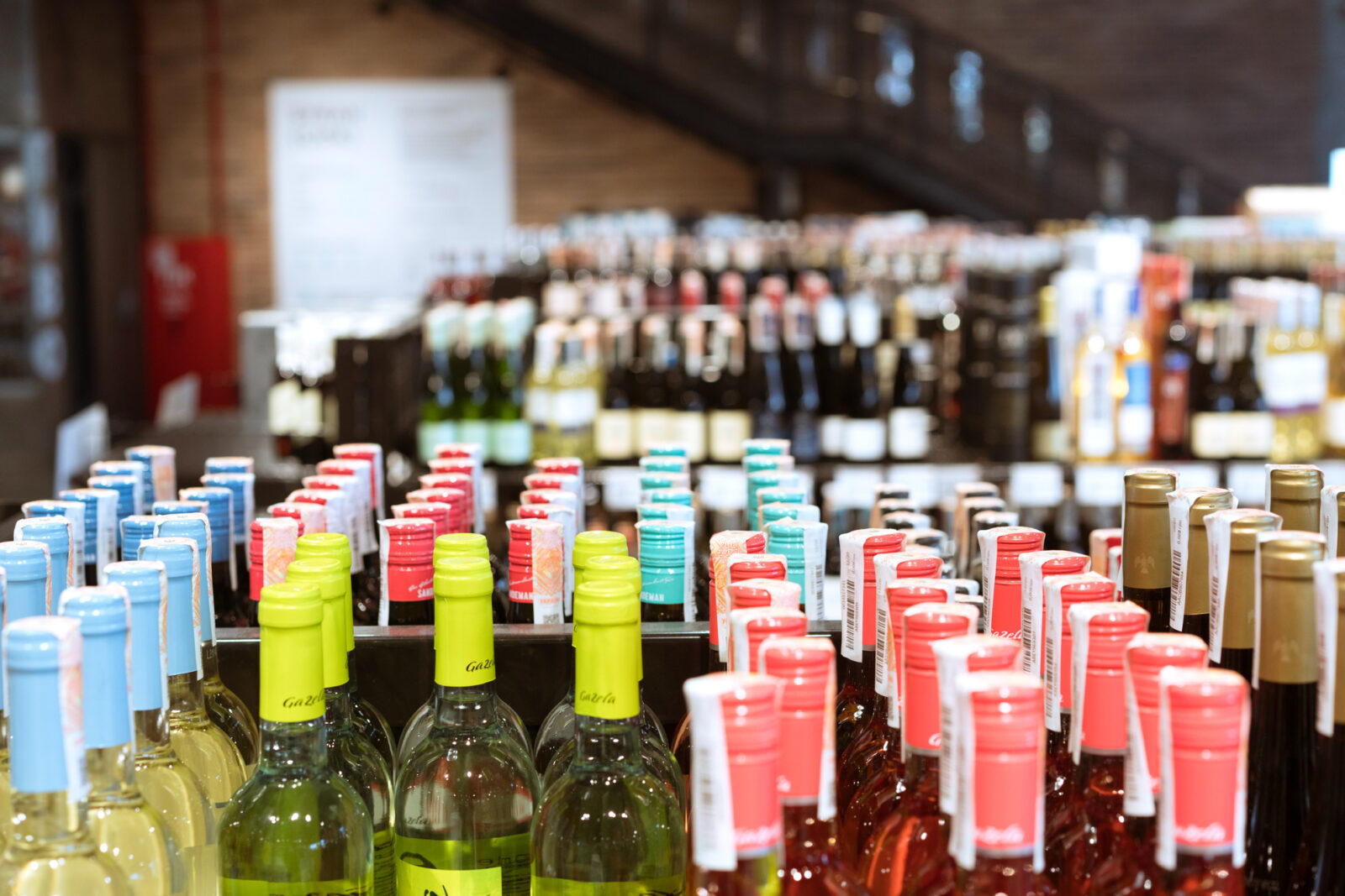 Türkiye struggles with a counterfeit/fake alcohol crisis as methanol poisoning deaths reach 15 in Istanbul. (Adobe Stock Photo)