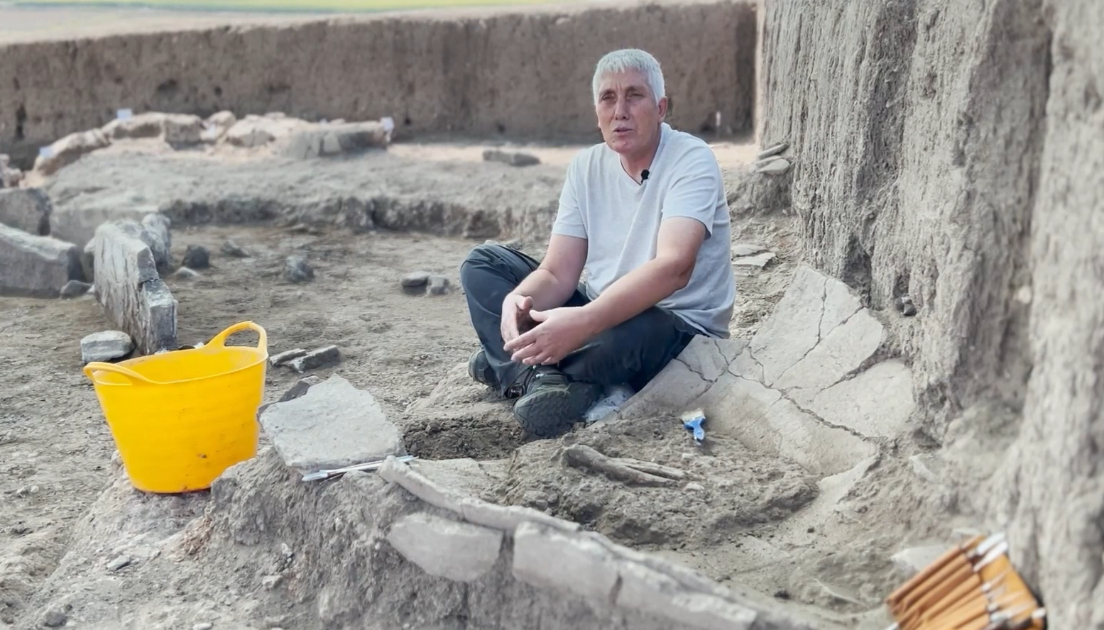 Professor Yilmaz Selim Erdal being interviewed by the Arkeolojihaber channel at Kulluoba Hoyuk, Türkiye, Sept. 23, 2022. (Photo via Arkeolojihaber)