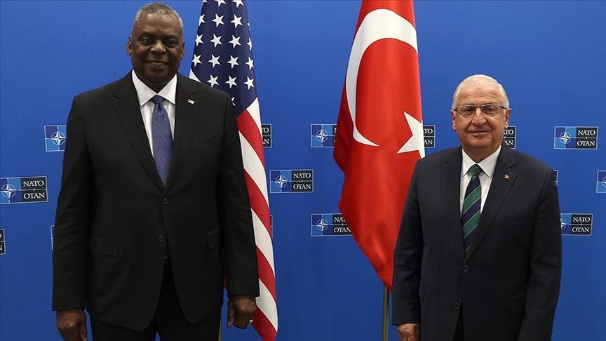 US Secretary of Defense Lloyd Austin (L) and Türkiye's Minister of National Defense Yasar Guler (R). (AA Photo)