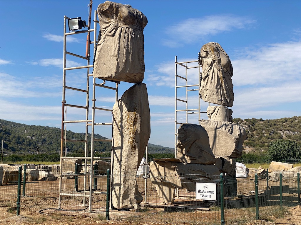 Giant statues found in Claros, Izmir, Türkiye. (Photo via Türkiye's Ministry of Culture and Tourism)