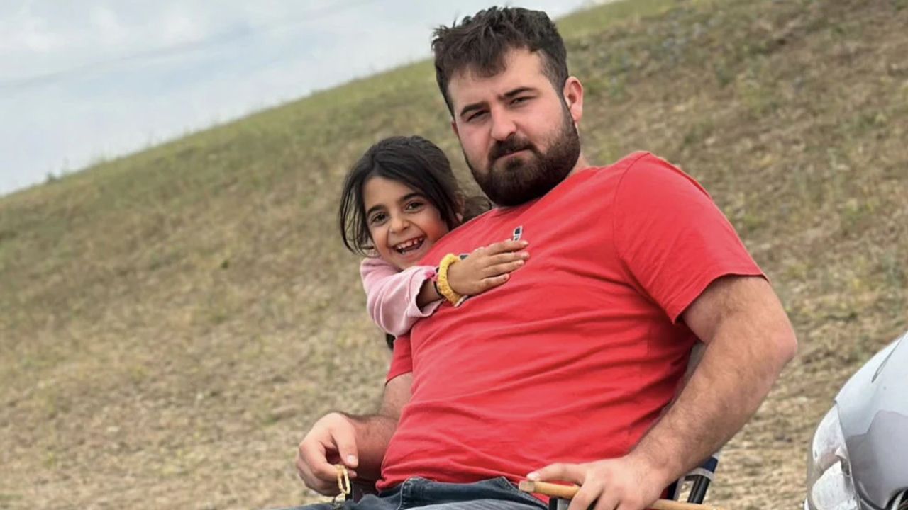 Narin Guran posing with her older brother Baran Guran, Diyarbakir, Türkiye. (Photo via Türkiye Daily)
