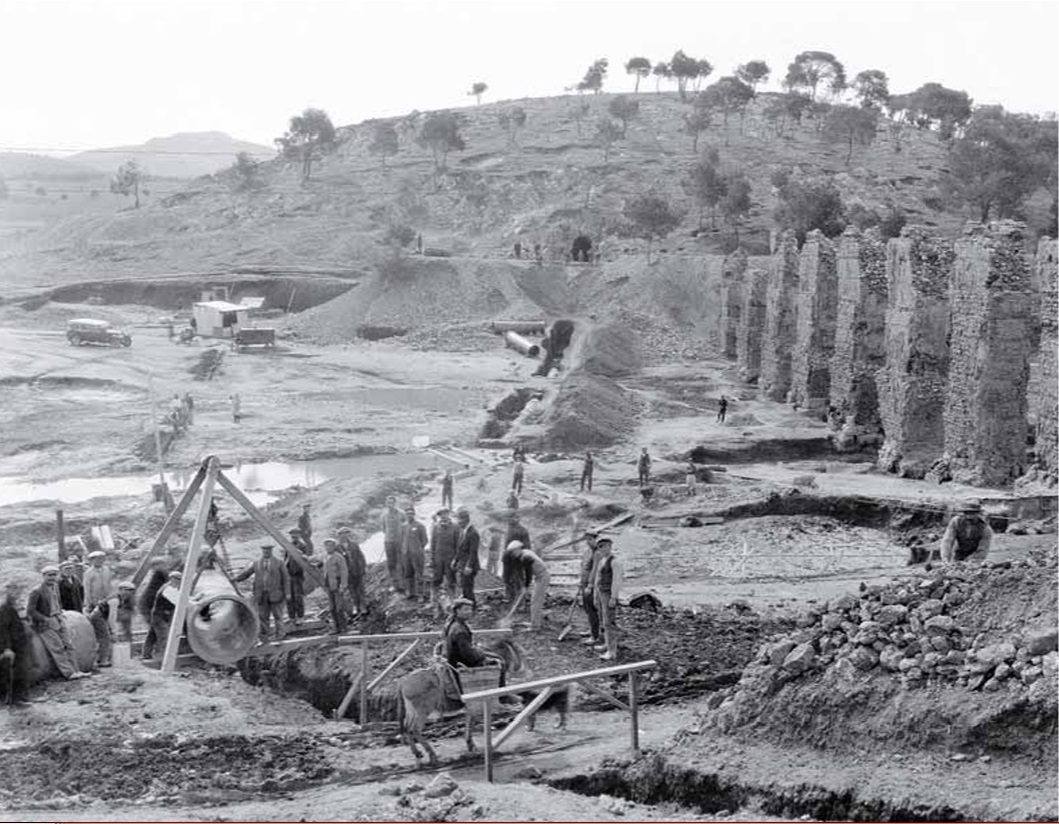 Hadrian Aqueduct, construction of new water network, 1929. (Photo via EYDAP Historical Archives)