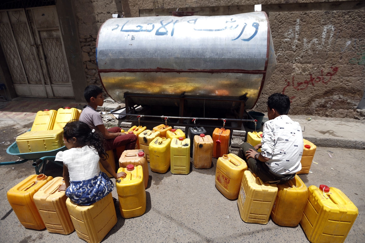 Yemeni children fill jerrycans with safe drinking water from a donated water-tank in the capital Sanaa, Yemen, on Jul. 2, 2017. (AFP Photo)