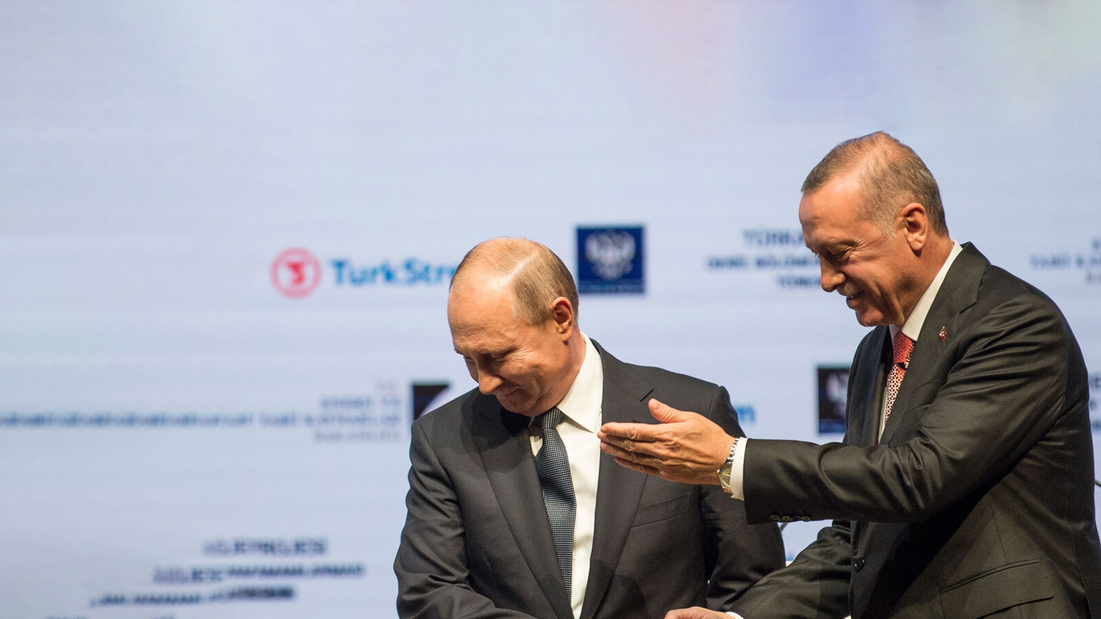 Turkish President Tayyip Erdogan (R) and his Russian counterpart, Vladimir Putin, leave a ceremony to mark the completion of the sea part of the TurkStream gas pipeline, Istanbul, Nov. 19, 2018. (AFP Photo)