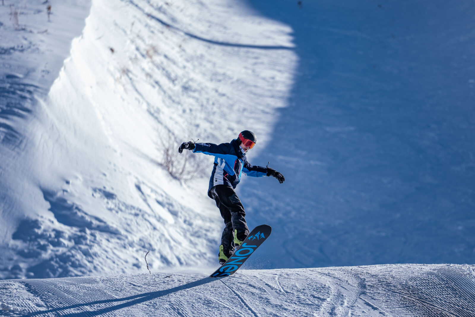 Palandoken Ski Center buzzes with activity as snow depth reaches 122 centimeters, drawing tourists for skiing and snowboarding, Erzurum, Türkiye, Dec. 3, 2024. (AA Photo)