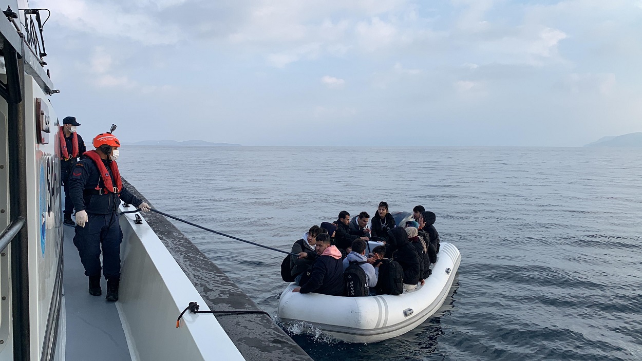 Turkish authorities rescue irregular migrants in Türkiye's Izmir, Edirne