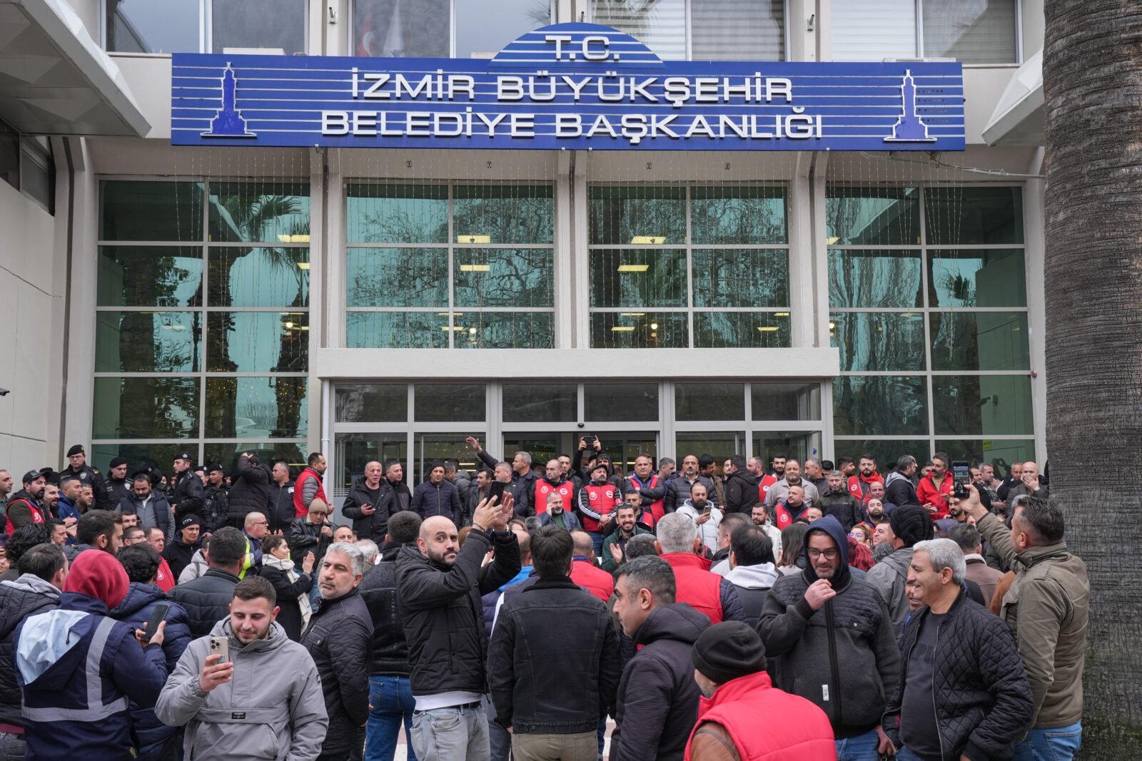 Workers protest in front of Izmir Metropolitan Municipality (AA Photo)