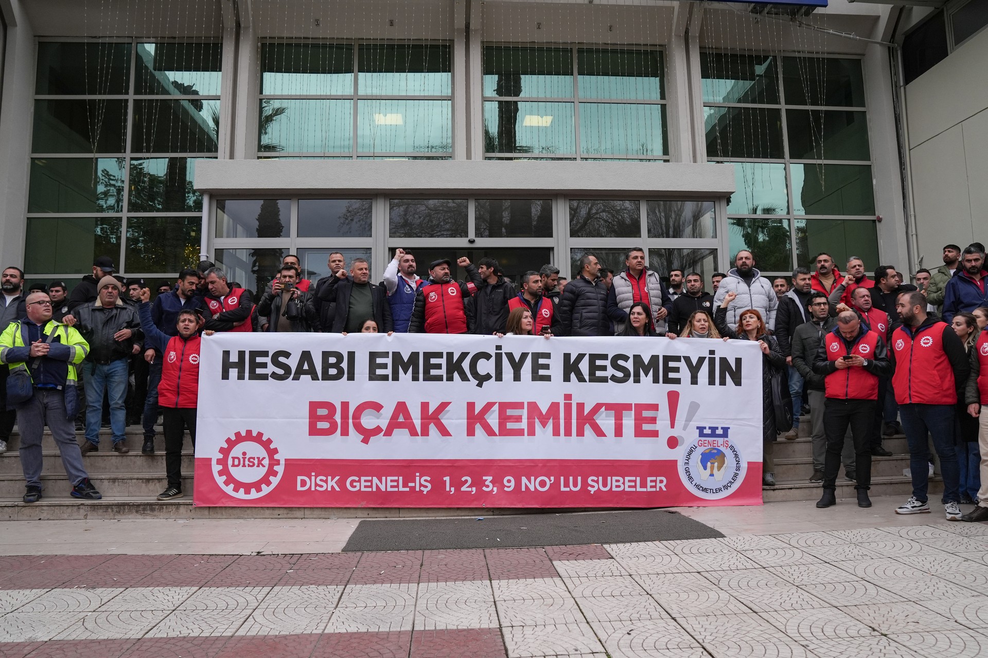 Workers in Türkiye’s Izmir go on strike over delayed wages, disrupting bus services