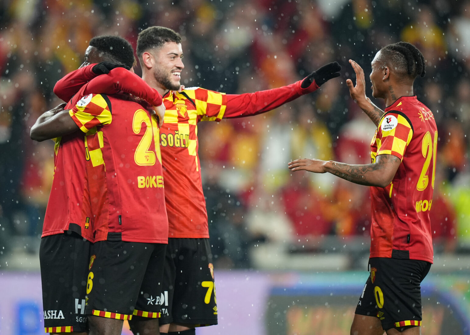 Goztepe's Romulo Cardoso (right) celebrates with teammates after scoring during match against Kasimpasa at Gursel Aksel Stadium, Izmir, Türkiye, Jan. 13, 2025. (AA Photo)