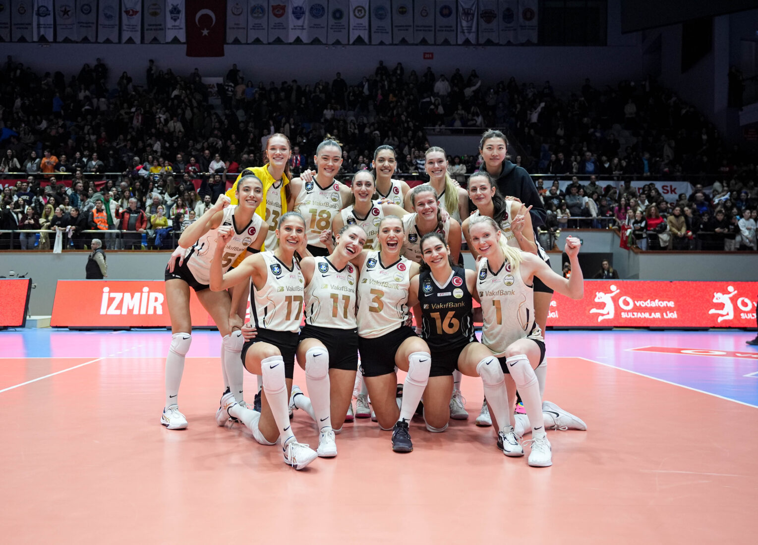 VakifBank players pose for a victory photo after their Vodafone Sultanlar Ligi 16th week match against Aras Kargo, Izmir, Türkiye, Jan. 14, 2025. (AA Photo)