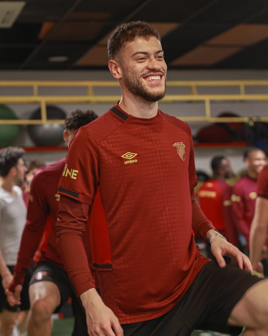 Göztepe, Trendyol Süper Lig'in 20. haftasında sahasında Onvo Antalyaspor ile yapacağı maçın hazırlıklarına Adnan Süvari Tesisleri'nde başladı. Antrenmanda, Romulo Cardoso da yer aldı. ( Göztepe - Anadolu Ajansı )Goztepe's Romulo Cardoso (right) celebrates with teammates after scoring during match against Kasimpasa at Gursel Aksel Stadium, Izmir, Türkiye, Jan. 13, 2025. (AA Photo)