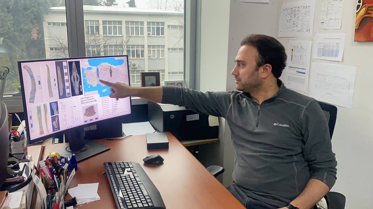 Assoc. Professor Hamza Ekmen shares the findings from the Inonu Cave excavations, Zonguldak, Türkiye, 2025. (AA Photo)