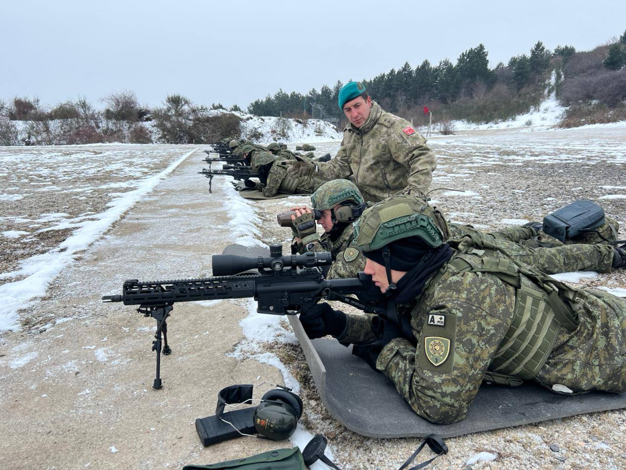 NATO'nun Kosova'daki Baris Gücü (KFOR) bünyesinde görev yapan Türk Temsil Heyeti Baskanliginca, Kosova Güvenlik Gücü (FSK) askerlerine keskin nisanci egitimi verildi. ( Kosova Güvenlik Gücü - Anadolu Ajansi )