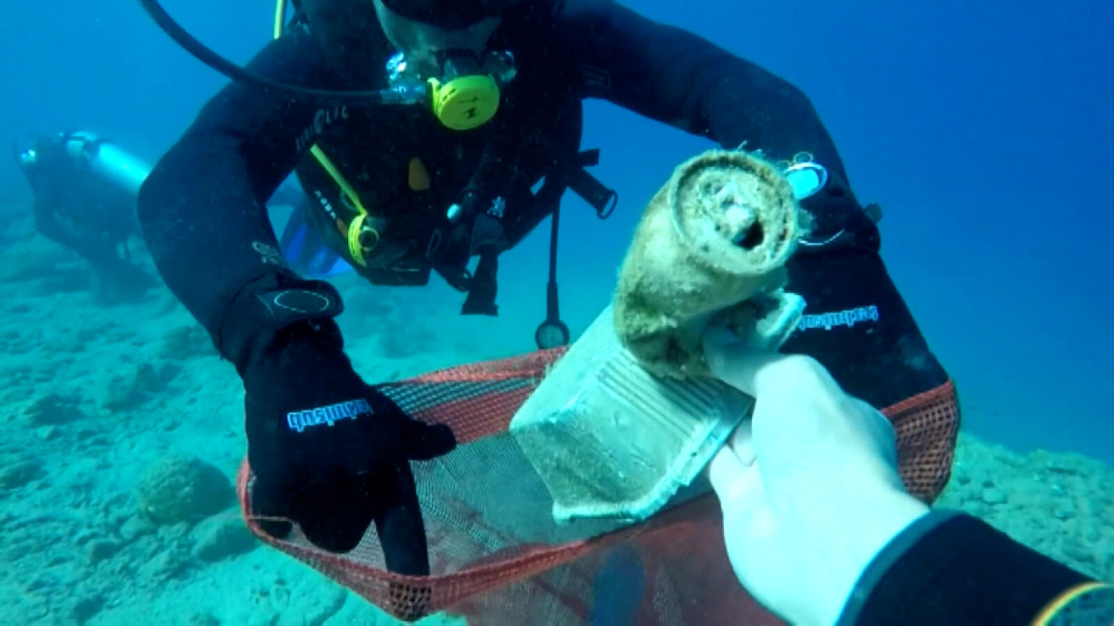 Divers collecting waste, Türkiye, Jan. 18, 2025. (AA Photo)