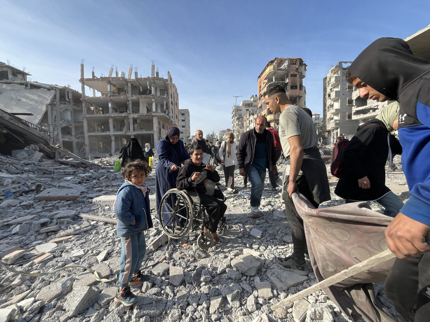 Thousands of displaced Gazans return to homes as cease-fire begins