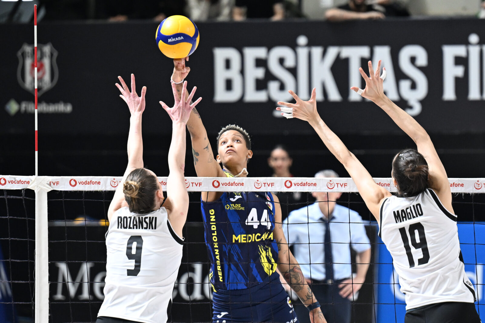 Besiktas' Emily Maglio (19) and Fenerbahce Medicana's Melissa Vargas (44) battle during Vodafone Sultanlar Ligi 17th week match, Istanbul, Türkiye, Jan. 19, 2025. (AA Photo)
