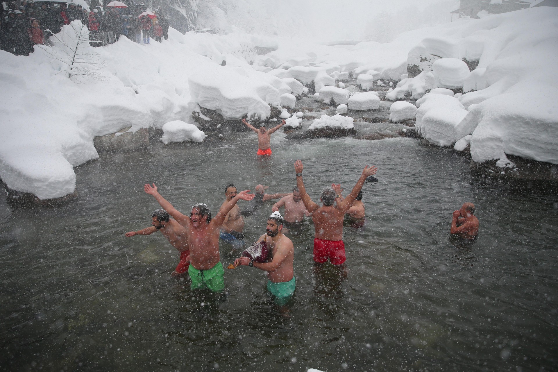 Swimmers defy snow, ice at Rize’s 9th Winter Swimming Festival