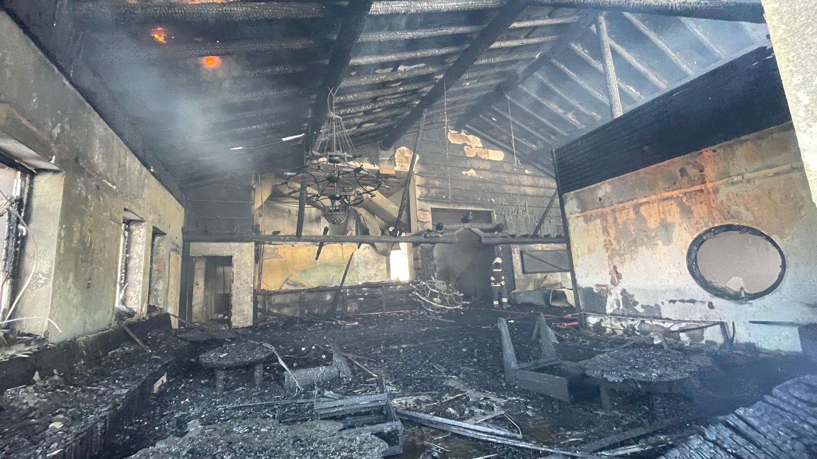 Bolu Kartalkaya Kayak Merkezi'ndeki bir otelde çikan yangina çok sayida itfaiye ekibi müdahale etti. Otelde yangin nedeniyle zarar olustu. ( Mehmet Emin Gürbüz - Anadolu Ajansi )