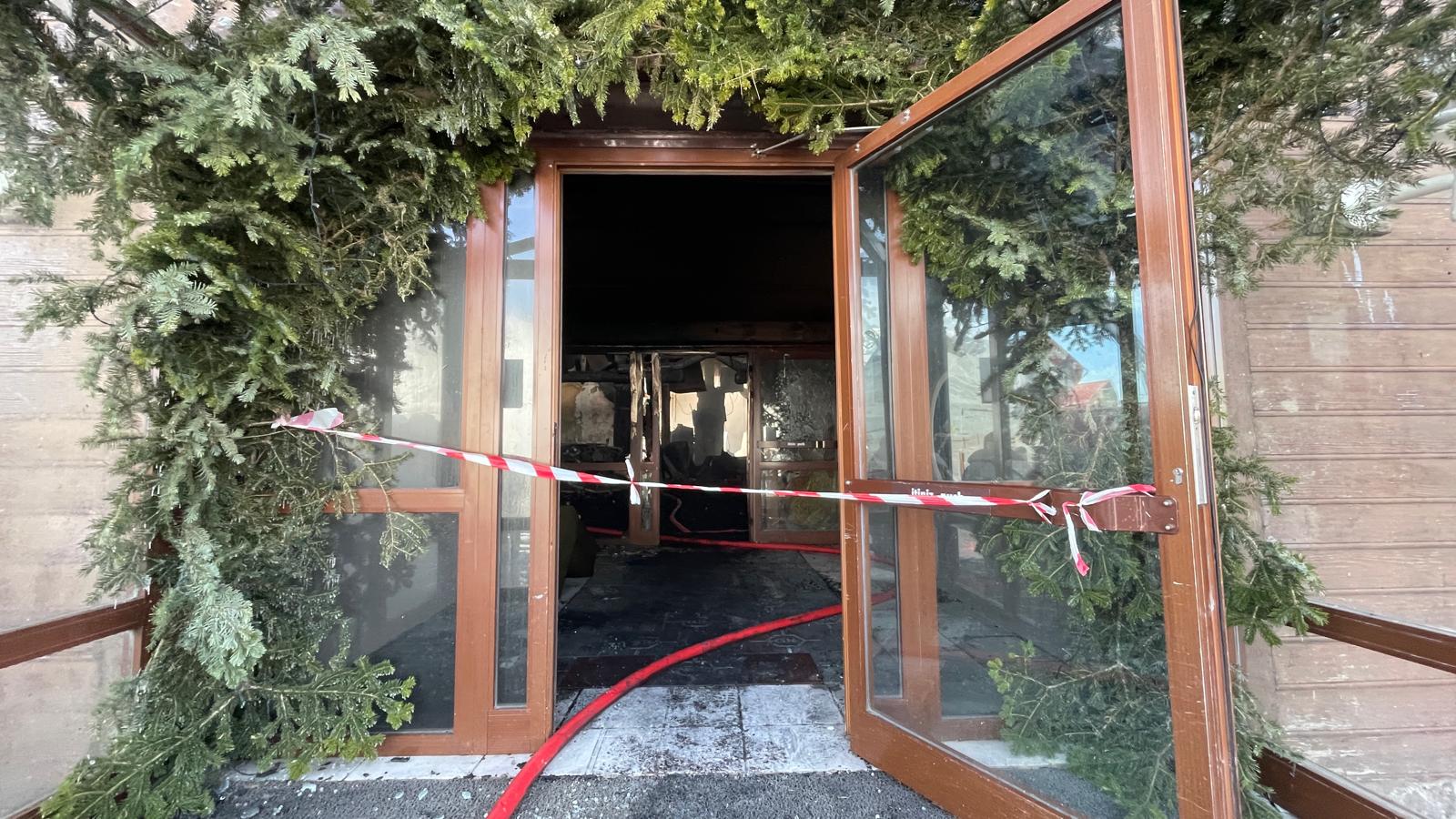 Bolu Kartalkaya Kayak Merkezi'ndeki bir otelde çikan yangina çok sayida itfaiye ekibi müdahale etti. Otelde yangin nedeniyle zarar olustu. ( Mehmet Emin Gürbüz - Anadolu Ajansi )