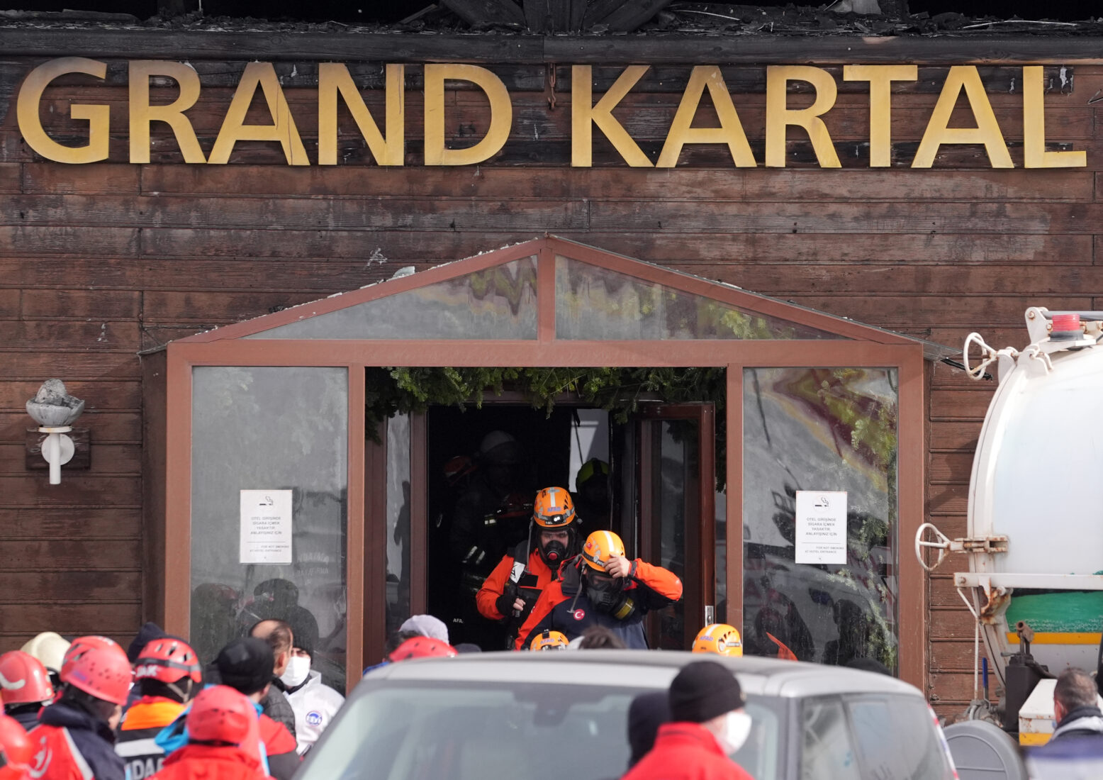 Emergency teams from neighboring cities, including firefighters, disaster response units, and medical teams supported by helicopters, are dispatched to the scene of a hotel fire in the Bolu Kartalkaya Ski Resort in Bolu, Türkiye, Jan. 21, 2025. (AA Photo)