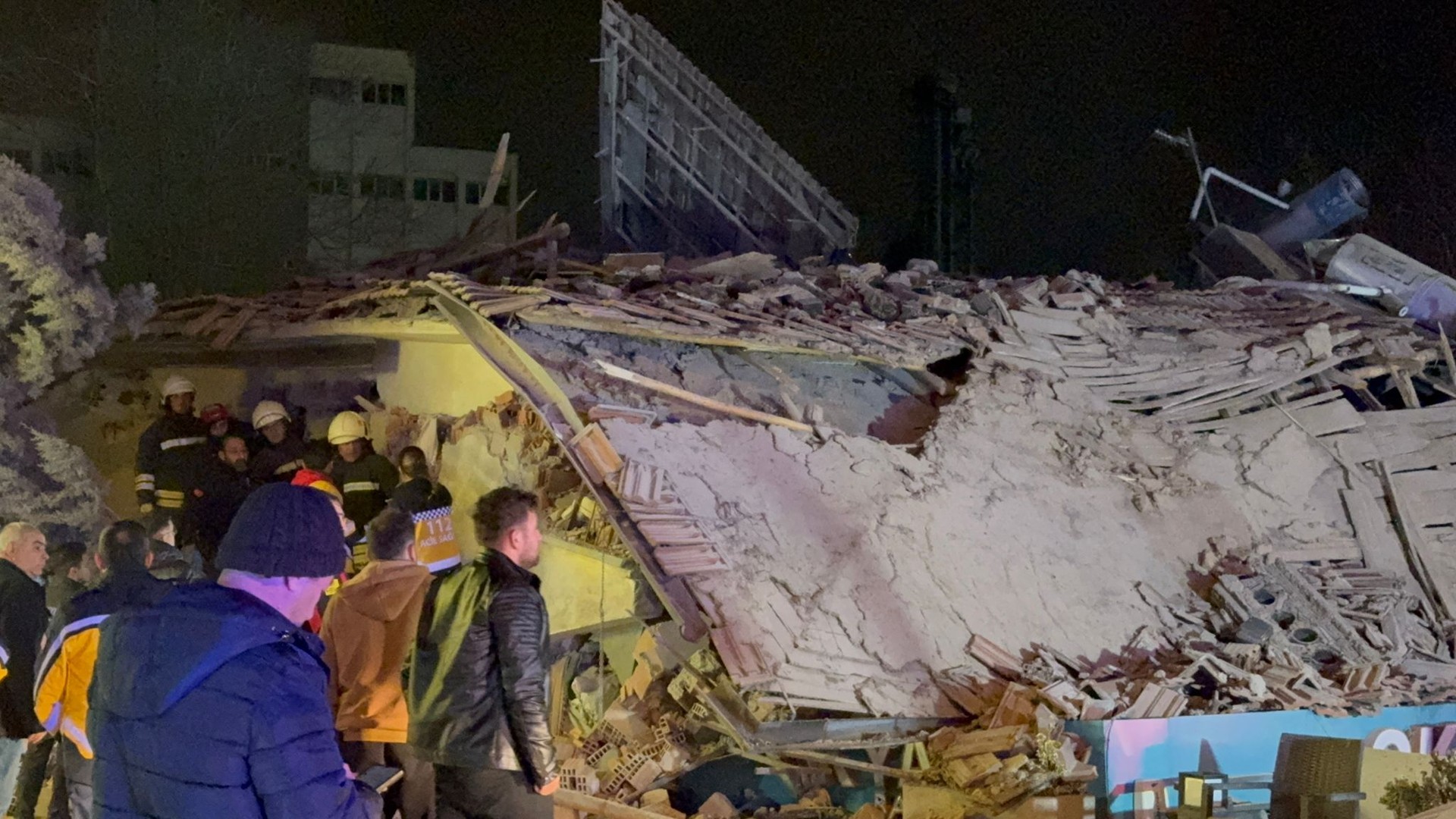 Three-story building collapses in Türkiye's Konya, rescue operations underway