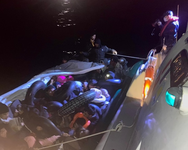 34 irregular migrants detained in separate operations in Türkiye's Izmir and Igdir
