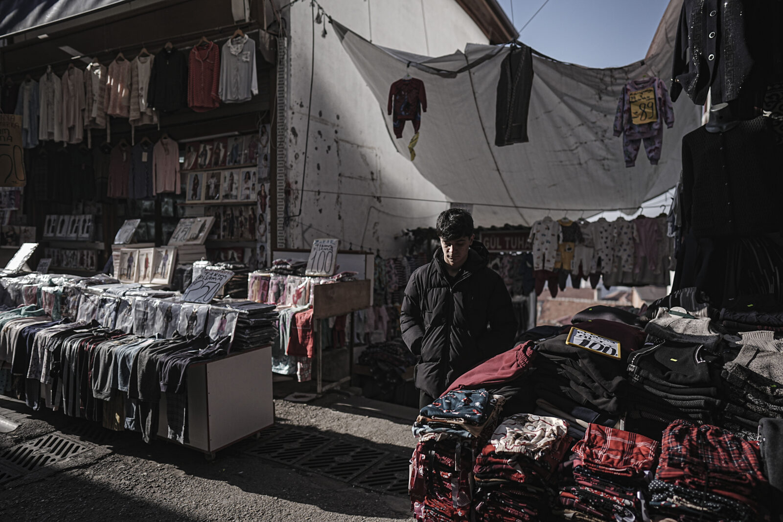 A view of the Samanpazari region, where trade continues throughout the day, with shopkeepers opening their businesses in the early hours of the morning in Ankara, Türkiye on Jan. 28, 2025. (AA Photo)
