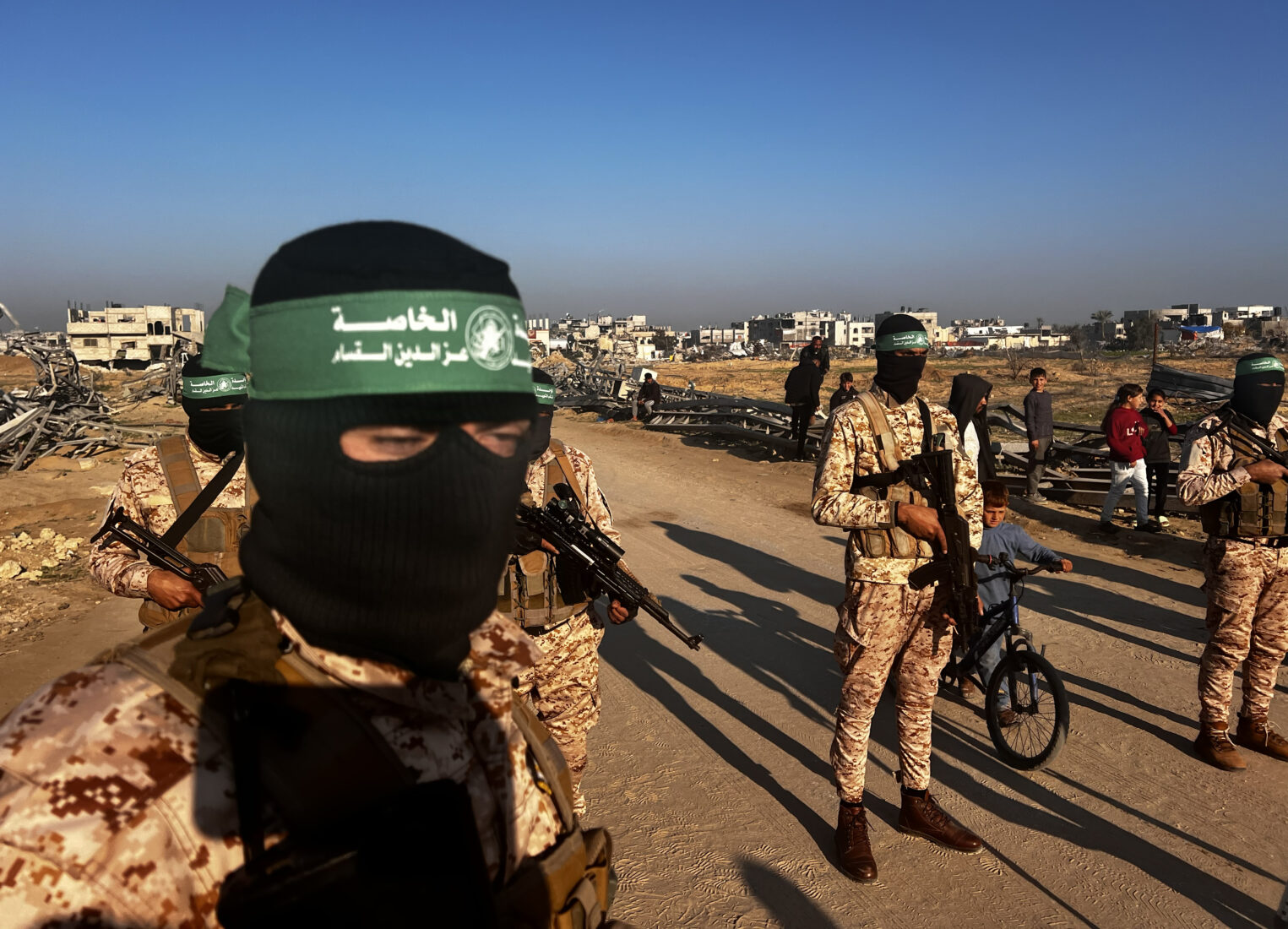 Members of Hamas' Al-Qassam Brigades gather outside Yahya Sinwar's house to release Israeli hostages within the hostage swap deal between Hamas and Israel, in Khan Yunis, Gaza on Jan. 30, 2025. (AA Photo)