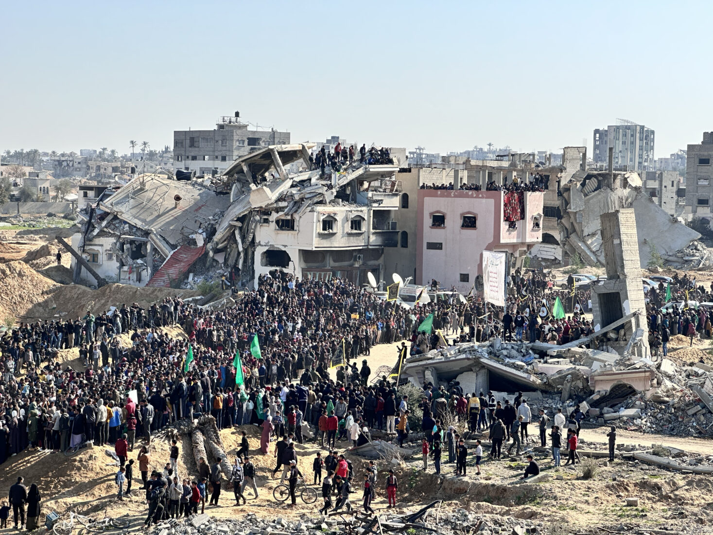Palestinians gather in front of Yahya Sinwar's house as Israeli hostages to be released as part of the ceasefire and prisoner and hostage swap agreement in Khan Younis, Gaza on Jan. 30, 2025. (AA Photo)