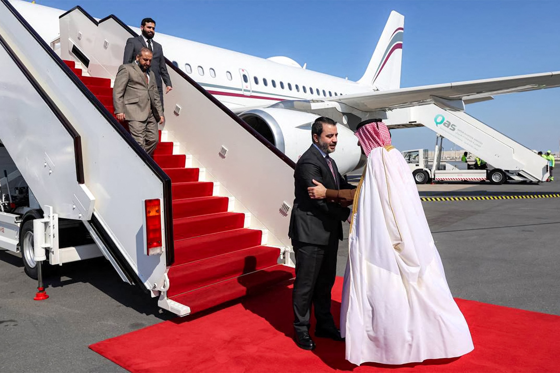 Syrian ministers make first official visit to Qatar