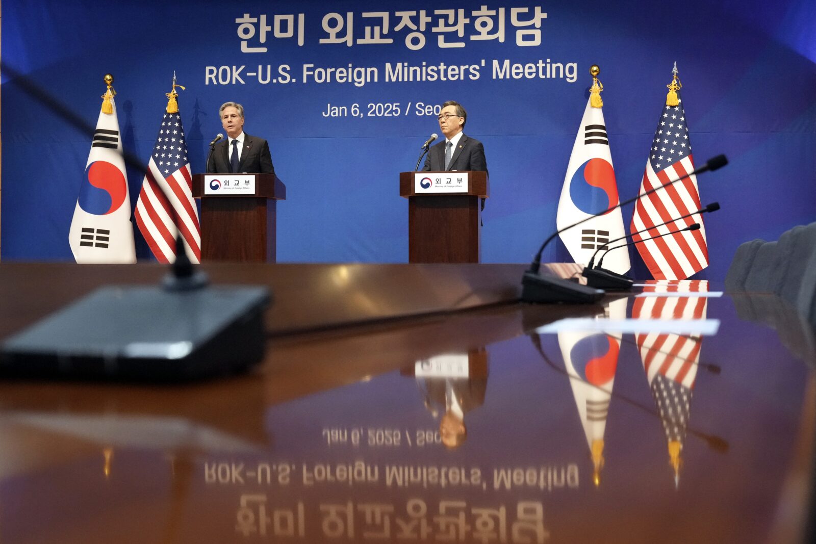 South Korean Foreign Minister Cho Tae-yul (R) and U.S. Secretary of State Antony Blinken (L) attend a joint press conference following their meeting at the Foreign Ministry in Seoul, South Korea, on Jan. 6, 2025. (AFP Photo)