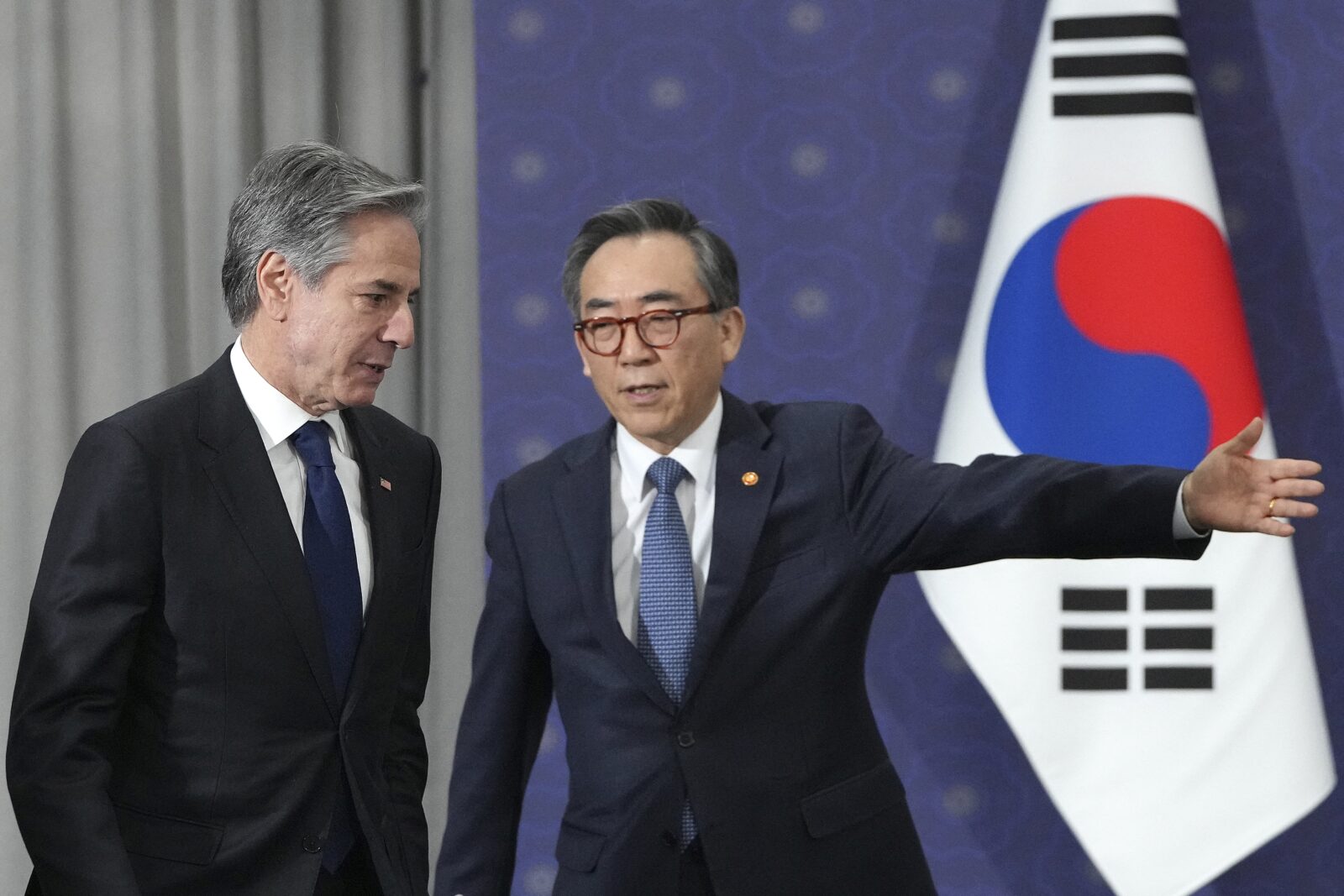 U.S. Secretary of State Antony Blinken (L) is escorted by South Korean Foreign Minister Cho Tae-yul (R) during a working luncheon at the Foreign Ministry in Seoul, South Korea, on Jan. 6, 2025. (AFP Photo)