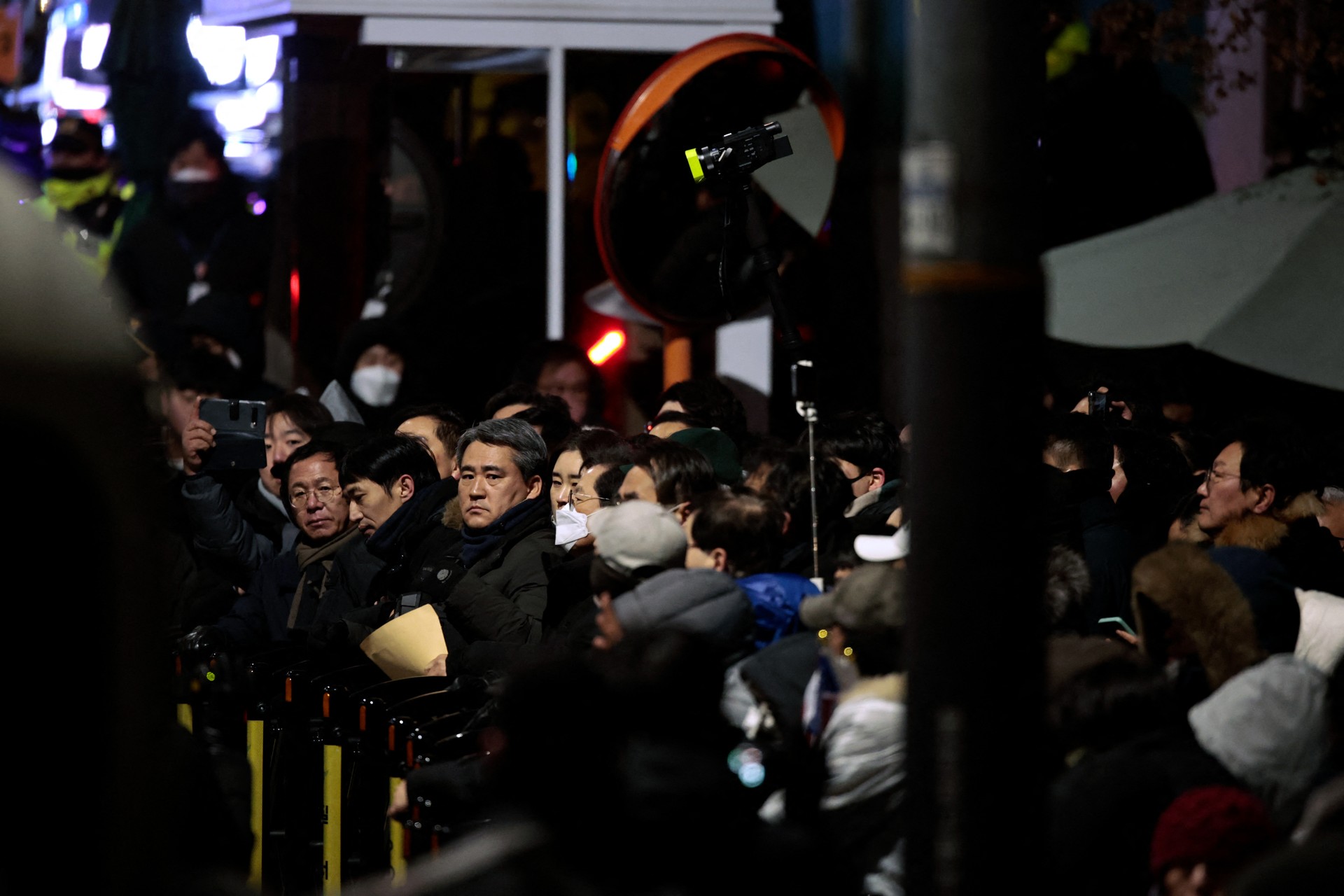 Clashes erupt as investigators attempt arrest of impeached S. Korean President Yoon