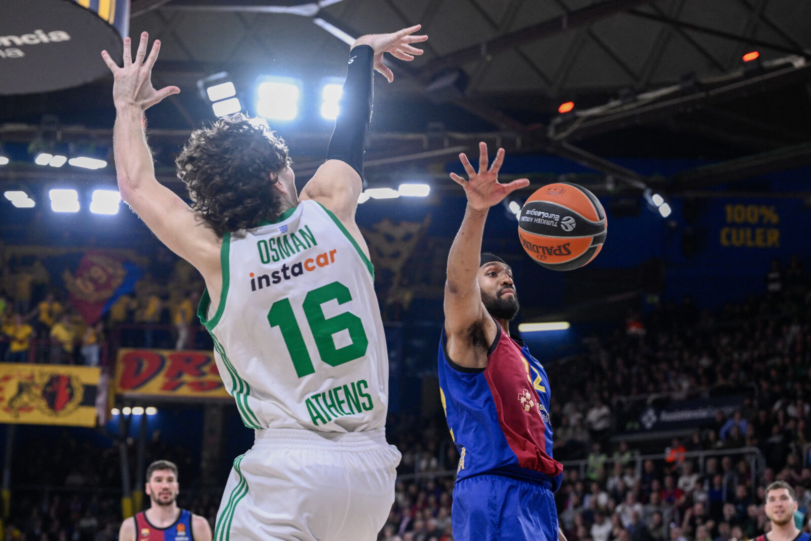 Panathinaikos Athens' Turkish forward #16 Cedi Osman (L) is defended by Barcelona's American forward #22 Jabari Parker during the Euroleague Basketball match between FC Barcelona and Panathinaikos BC at the Palau Blaugrana arena in Barcelona on January 15, 2025. (AFP Photo)